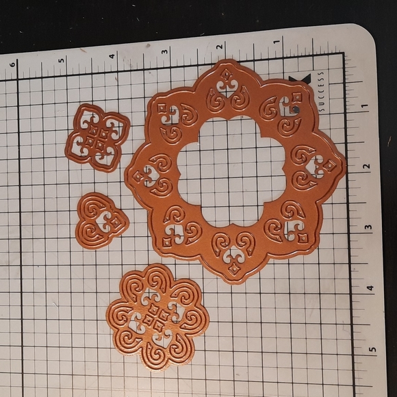 Renaissance Hearts Shapabilities Die Cutting set of 4 - Picture 3 of 3